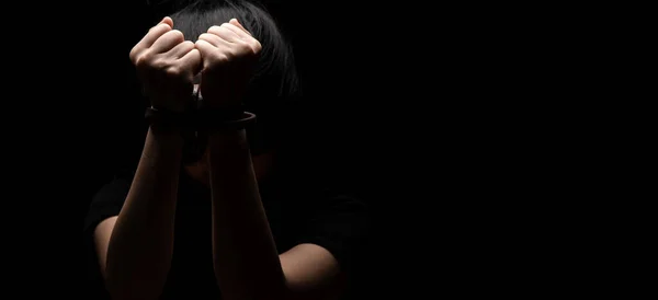 Uluslararası İnsan Hakları Günü Konsepti: Kadın duygusal stres ve acı içinde deri kemerle bağlandı