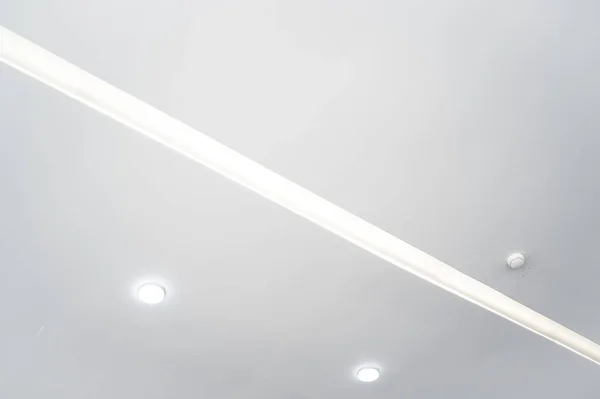 现代的天花板上的日光灯管 — 图库照片