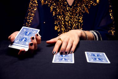 Falcı elleri ve tarot kartları..