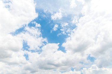 Mavi gökyüzünde güzel beyaz tüylü bulutlar. Güneşli bir günde beyaz bulutların doğa arkaplanı.