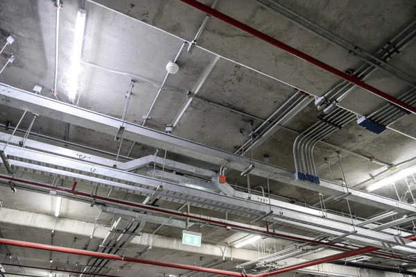 Binaya gaz borusu döşenmiş. Boru sistemleri, tavandaki boru hattı.