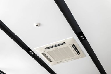 Tavana monte edilmiş kaset tipi klima, modern bir binanın içi..