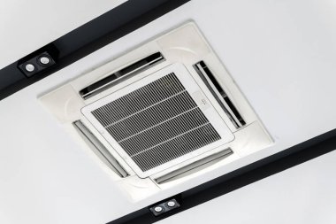 Tavana monte edilmiş kaset tipi klima, modern bir binanın içi..