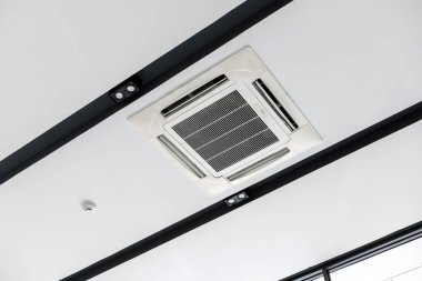 Tavana monte edilmiş kaset tipi klima, modern bir binanın içi..