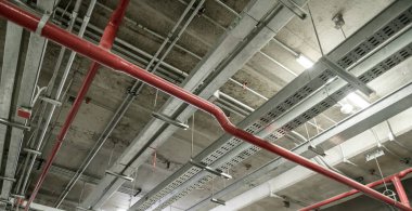 Binaya gaz borusu döşenmiş. Boru sistemleri, tavandaki boru hattı.