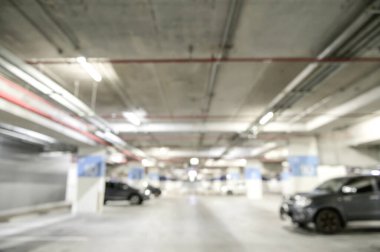 Yeraltı otoparkının bulanık arka planı.
