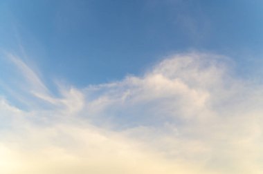 yaz günü mavi gökyüzünde.