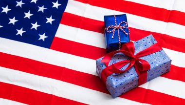 4 Temmuz Amerikan Mutlu Bağımsızlık Günü kartı. Beyaz arka planda Amerikan bayrağı olan hediye kutuları. Düz konum, üst manzara, kopyalama alanı, pankart..