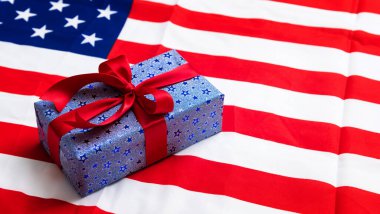 4 Temmuz Amerikan Mutlu Bağımsızlık Günü kartı. Beyaz arka planda Amerikan bayrağı olan hediye kutuları. Düz konum, üst manzara, kopyalama alanı, pankart..