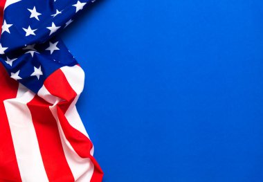 Anma Günü için mavi arka planda Amerikan bayrağı, 4 Temmuz, İşçi Bayramı.