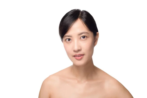美しい若いアジアの女性の肖像画きれいな新鮮な裸の肌の概念 アジアの女の子の美しさの顔のスキンケアと健康 顔の治療 完璧な肌 白の背景に自然構成 — ストック写真