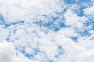 Mavi gökyüzünde güzel beyaz tüylü bulutlar. Güneşli bir günde beyaz bulutların doğa arkaplanı.