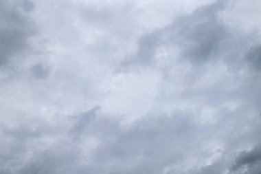 Yağmurlu bir günde doğal ışıkla süzülen fırtına bulutları. Bulut manzarası, mavi gökyüzünün üzerindeki bulutlu hava. Beyaz ve gri bulutlar manzaralı çevre arkaplanı.