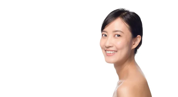 美丽的年轻亚洲女人的肖像洁净新鲜裸露的肌肤概念 亚洲女孩美容美发面对肌肤护理与健康 面部护理 完美肌肤 白种人的自然妆容 — 图库照片