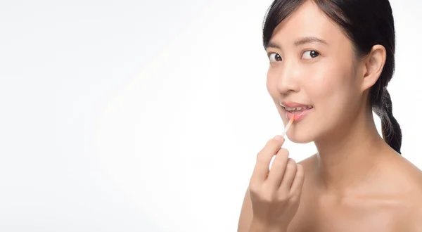 Vackra Porträtt Ung Asiatisk Kvinna Tittar Spegel Tillämpa Makeup Läppstift — Stockfoto