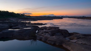 Mekong Nehri 'nde güzel gün batımını izleyin (Sam Pan Bok Büyük Kanyonu) Ubon ratchathani Eyaleti Asia Thai