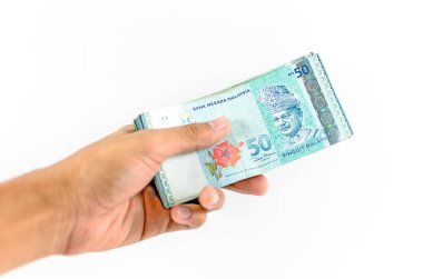 Biraz para sayan Asyalı bir adam (odak seç)