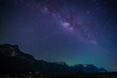 Samanyolu ve Khao Sam ROI Yod Milli Parkı, Tayland gece gökyüzünde yıldızlar