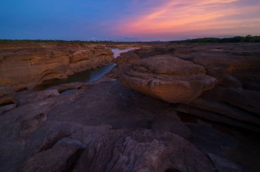 Mekong Nehri 'nde güzel gün batımını izleyin (Sam Pan Bok Büyük Kanyonu) Ubon ratchathani Eyaleti Asia Thai
