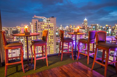 BANGKOK, THAILAND - 3 Haziran 2015 'te Bangkok, Tayland' da 11. Sukhumvits 'de Fraser Suites' in 33 rd katındaki Sukhumvit 'in Sukhumvit' inde Sukhumvit 'in Sukhumvit' i titreten bir çatı barı ve restoran.