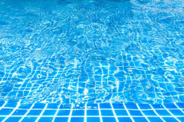 Mavi açık su yüzme havuzunda