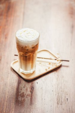 Instagram vintage filtre efektli buzlu kahve, seçici odaklanma.