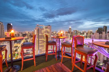 BANGKOK, THAILAND - 3 Haziran 2015 'te Bangkok, Tayland' da 11. Sukhumvits 'de Fraser Suites' in 33 rd katındaki Sukhumvit 'in Sukhumvit' inde Sukhumvit 'in Sukhumvit' i titreten bir çatı barı ve restoran.
