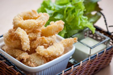 Kızarmış karides topları masada.