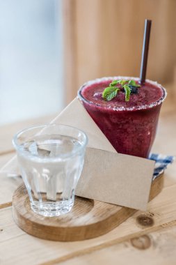 Masada yabanmersini püresi ve boş kart - yumuşak odak noktası