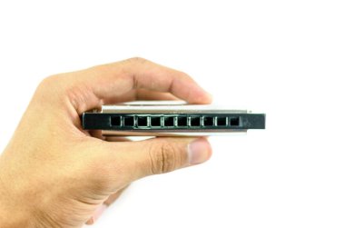 Elinde eski bir mızıkanın renkli fotoğrafı