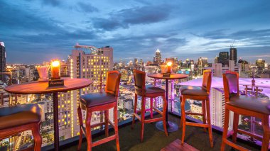 BANGKOK, THAILAND - 3 Haziran 2015 'te Bangkok, Tayland' da 11. Sukhumvits 'de Fraser Suites' in 33 rd katındaki Sukhumvit 'in Sukhumvit' inde Sukhumvit 'in Sukhumvit' i titreten bir çatı barı ve restoran.