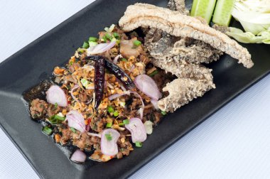 Beyaz arka planda izole edilmiş Baharatlı Kıyma Salatası.