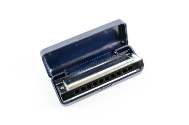 Gümüş diyatonik blues harp beyaz arkaplanda izole