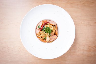 Jambonlu ve sosisli spagetti.