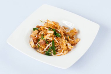 Tayland yemeği Pad Thai, Padthai Tarzı Erişteleri Karıştır Beyaz Arkaplan İzole Et