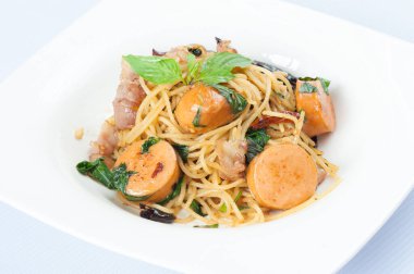 Beyaz arka plan üzerinde izole soslu spagetti