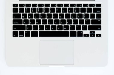 Beyaz ahşap bir masada dizüstü bilgisayar klavyesi. Üst görünüm