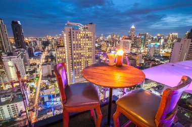 BANGKOK, THAILAND - 3 Haziran 2015 'te Bangkok, Tayland' da 11. Sukhumvits 'de Fraser Suites' in 33 rd katındaki Sukhumvit 'in Sukhumvit' inde Sukhumvit 'in Sukhumvit' i titreten bir çatı barı ve restoran.