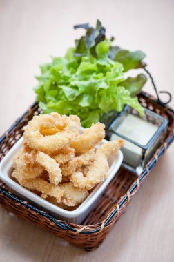 Kızarmış karides topları masada.