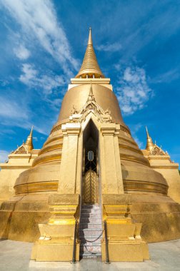 Wat Phra Kaew 'de Altın Pagoda' nın Önü, Zümrüt Buda Tapınağı mavi gökyüzü Bangkok, Tayland