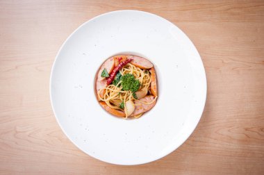 Jambonlu ve sosisli spagetti.