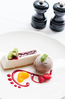 Dondurma ve yoğurt.