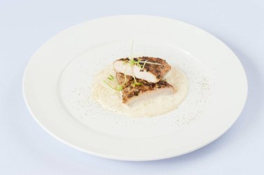 Beyaz arka planda limon soslu ızgara domuz eti.