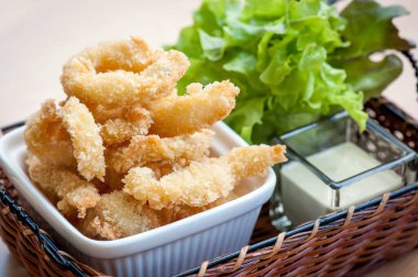 Kızarmış karides topları masada.