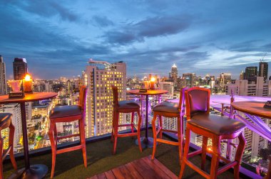 BANGKOK, THAILAND - 3 Haziran 2015 'te Bangkok, Tayland' da 11. Sukhumvits 'de Fraser Suites' in 33 rd katındaki Sukhumvit 'in Sukhumvit' inde Sukhumvit 'in Sukhumvit' i titreten bir çatı barı ve restoran.