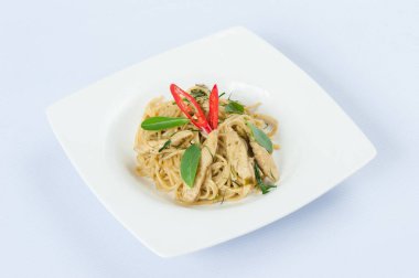 Beyaz arka planda izole edilmiş tavuk spagettili yeşil köri.