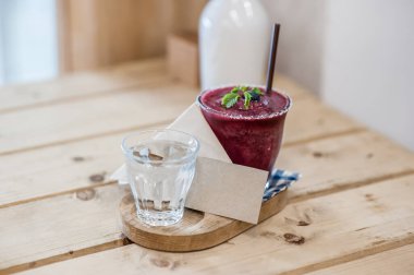 Masada yabanmersini püresi ve boş kart - yumuşak odak noktası