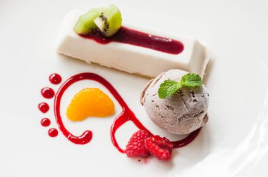 Dondurma ve yoğurt.