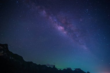 Samanyolu ve Khao Sam ROI Yod Milli Parkı, Tayland gece gökyüzünde yıldızlar