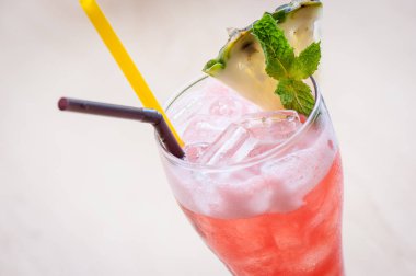 Masada meyve suyu var.